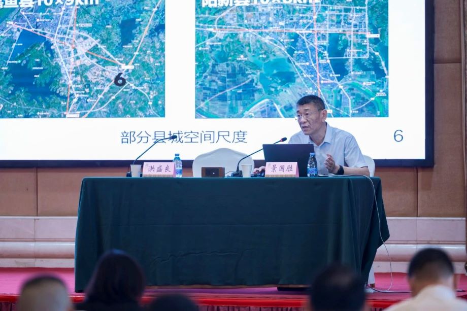 我院主編的湖北省地方標(biāo)準(zhǔn)《縣城綠色低碳建設(shè)標(biāo)準(zhǔn)——交通系統(tǒng)》順利召開全省培訓(xùn)班